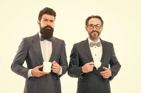 Faça uma pausa beber chá. A desfrutar de café no escritório. Pausa de café para negócios. Tempo de café momento de vida agradável escritório. Homens barbudos relaxando conferência de negócios coffee break. Bebida inspiradora — Fotografia de Stock