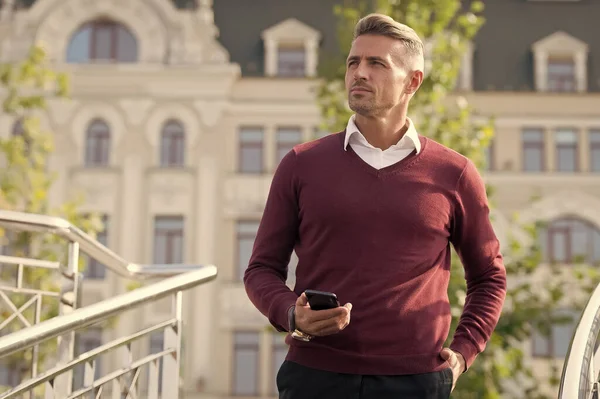 Güven her şeydir. Şehir dışında telefonu olan kendine güvenen bir adam. Modern adamın kendine güveni tam. Sıradan moda ve tarz. Erkek giyim mağazası. Erkek gardırobu. Kendine güvenen ve şık. Kendine daha çok güven.