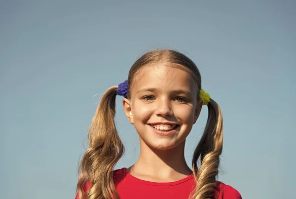 Alegre niña adorable coletas peinado al aire libre, verdadero concepto de felicidad —  Fotos de Stock