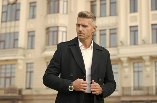 Modelo de moda en ropa de estilo casual. Hombre con chaqueta de otoño. El abrigo hace que el hombre se vea más elegante. Éxito empresarial. obtener cálido y cómodo esta temporada. La elegancia permanece en la moda —  Fotos de Stock