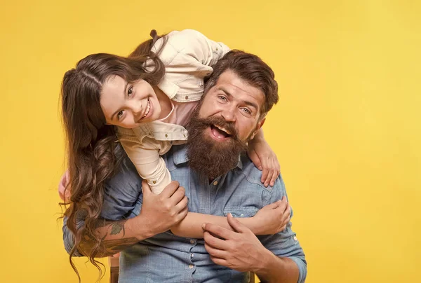 Otec a šťastná dcerka se baví, krásné objetí koncept — Stock fotografie