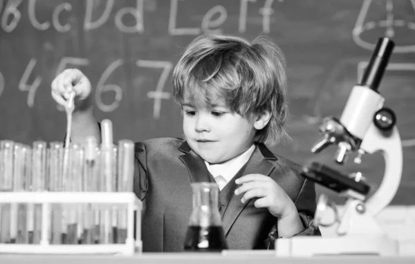 Kleine jongen die microscoop gebruikt tijdens de les. microscoop in het lab. Terug naar school. Pupil kijkt door de microscoop. student doet wetenschappelijk experiment met microscoop in het lab. klein jongetje op wetenschapskamp — Stockfoto