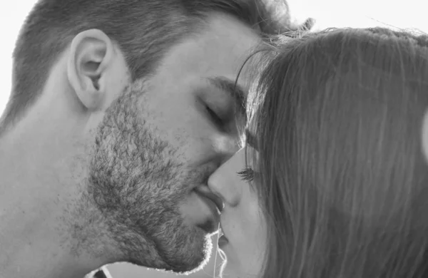 Verliebtes Paar küsst. romantisches Date. sinnlicher Kuss zweier Liebhaber. Menschen in Beziehungen entspannen sich gemeinsam. Spaß am Miteinander. süßer und sanfter Kuss. Mann und Frau — Stockfoto