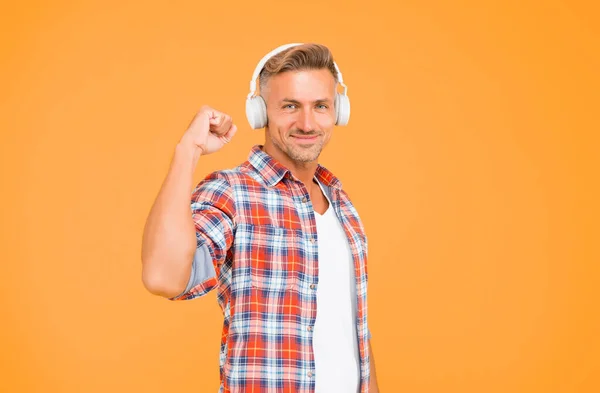 Siente el sonido en tus huesos. Feliz hombre escuchar música flexing brazo. Tecnología de música y sonido. Productos estéreo Hi-Fi. La vida moderna. Diversión y entretenimiento. Todas las orejas para el bajo — Foto de Stock