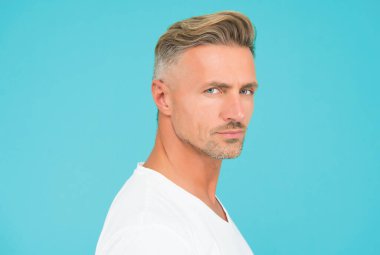 Mükemmel bir tarz. Yüzünde kıllar olan yakışıklı bir adam. Yüz kılı bakımı. Erkek bakımı modası. Berber dükkanı güzellik salonu. Olgun gülümseyen adam. Sıradan tarz mavi gözlü adam. Yakışıklı, tıraşsız adam.