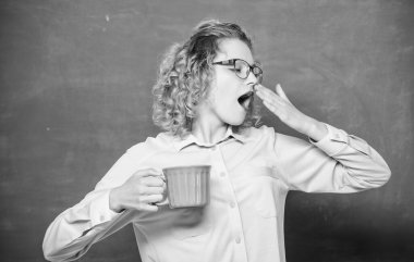 Kadınlar dersten önce kahveden hoşlanır. Vücudunu ve zihnini şarj et. Bir doz kafein. Okula dönelim. Kahve bağımlısı. Tüm gün boyunca enerji yüklenmesi. Öğretmen gözlükleri arka planda kahve içerler.