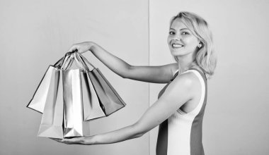 Güzel alışveriş. Dükkan kapandı. Mutlu kadın alışverişçisi. Büyük indirim. Kadın alışveriş kolik alışveriş torbaları. Tatil hazırlıkları için paketler. Yaz indirimi. Kara Cuma için özel teklif