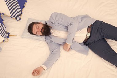 Karıştırmak için tek kişilik. Bekar adam resmi kıyafetler içinde uyur. Sakallı adam yatakta tek başına yatıyor. Düğün davetlisi. Bekar ya da damat otel odasında. Tek kişilik randevu sitesi. Nişanı atıldı.
