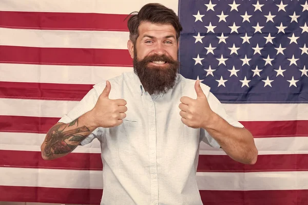 Goodwill of the nation. patriotic and national glory. English studying speak. express pure happiness. follow american traditions. america on vacation. happy man with thumb up. successful trip to usa — Stock Photo, Image