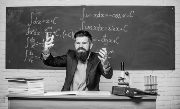 Sal de clase. Director de la escuela amenazando con castigo. Profesor estricto hombre barbudo serio tiza fondo. El profesor parece amenazador. Reglas de comportamiento escolar. Profesor exigente — Foto de Stock