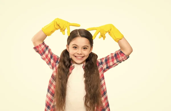 Moderne huisvrouw. Meisjes schoonmaken. kind dragen bouwhandschoenen voor reparatie. Gelukkig kind in latex handschoenen schoonmaken. Reinigingsmiddelen en reinigingsaccessoires. Schoonmaakdienst, kleine onderneming idee — Stockfoto