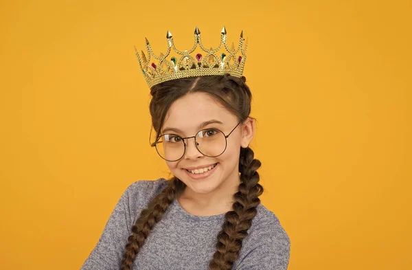 Uma miúda esperta usa óculos. Criança esperta. Educação real. Menina adorável bonito em óculos. Princesa conceito. Feliz princesa sorridente. Excelente pupila. Sucesso e felicidade. Princesa mais inteligente — Fotografia de Stock