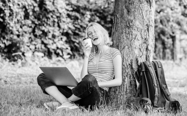 Lunchtijd ontspannen of koffiepauze. Werken in het zomerpark. De natuur is essentieel voor welzijn en productief vermogen. Meisje werkt met laptop in het park. Redenen waarom je je werk buiten moet doen — Stockfoto