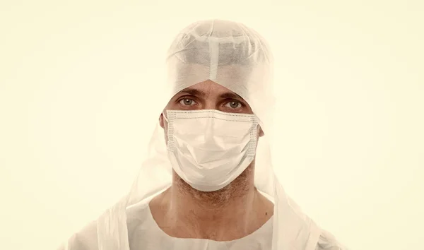 Ο άνθρωπος φοράει χειρουργική μάσκα. γιατρός με μάσκα αναπνοής που απομονώνεται στο λευκό. Πανδημία πνευμονίας από κορωνοϊό. Εμβόλιο ιού και θεραπεία. εξάπλωση του ιού 19. Υγεία. ανοσία του corona igg — Φωτογραφία Αρχείου