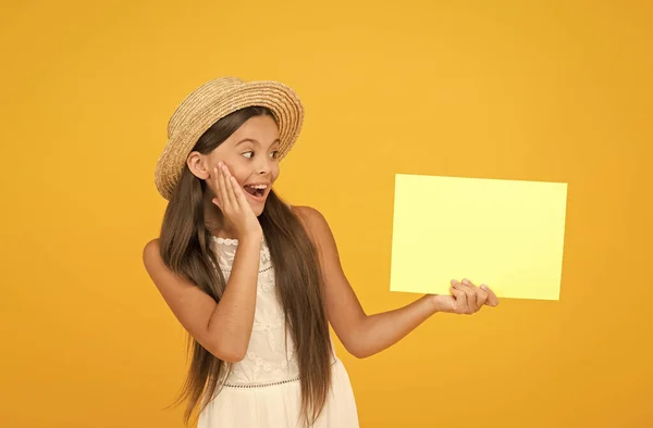 Espace de copie de publicité. Camp d'été international. Promotion de services ou de biens. Adolescente mode d'été. Petite beauté en chapeau de paille. Camp d'été pour les enfants. Concept de voyage. Tenue de vacances d'été — Photo