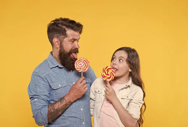 Proef de regenboog. Gelukkige familie likken lolly 's. Genieten van zoete smaak. Snoepwinkel. Zoetwaren. Proef de explosie. — Stockfoto