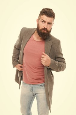 Rahat bir kıyafet. Sakallı hippi, şık bir ceket. Sıradan bir ceket her durum için mükemmeldir. Stilistin danışmanı. Modern kıyafet. Şık bir kıyafet. Erkek giyim ve moda konsepti