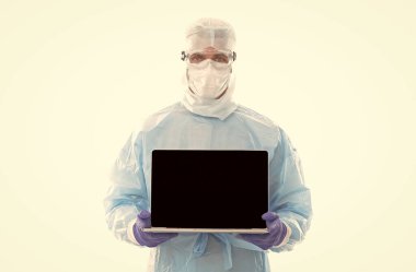 İş arkadaşları brifing verecek. Laptoplu erkek terapist. Sağlık çalışanı. Modern tıptaki teknoloji. İnternetten doktordan randevu al. Çevrimiçi doktor konsültasyonu. kişisel hesabınız