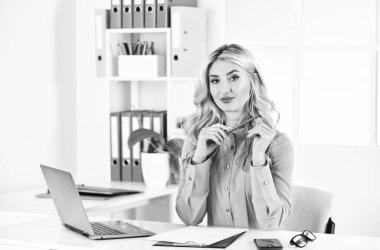 Ofis başka bir gün. Ofisteki zeki öğretmen. Dizüstü bilgisayarında çalışan kıvırcık saçlı kadın. Gözlüklü kız sekreter. İşteki müdür. Kendine güvenen bir iş kadını. Bayan patron. Masadaki seksi sarışın.