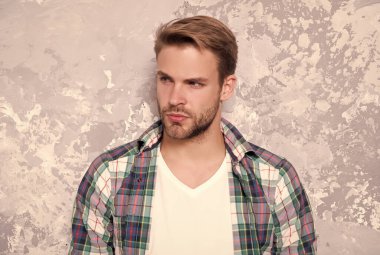 Daha iyi sonuçlar için cilt bakımı rutini. Yakışıklı, soyut bir geçmişi var. Tıraşsız yüzlü bir adam. Günlük cilt bakımı. Cilt bakım ürünleri. Cilt bakım alışkanlığı. Erkekler cilt bakımı