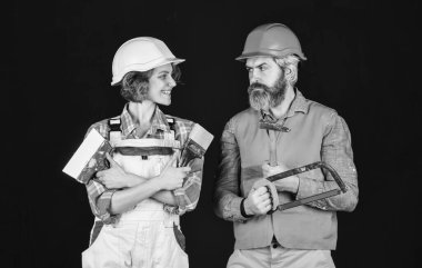 Aile yuvamızı yaratıyor. DIY onarımı. İnşaat işçileri. Ev tadilatı. Birkaç yenileme evi. Kadın miğferi. Mühendis ya da mimar. İnşaat alanı. İç yenileme