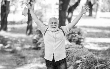 Kilitleme kısıtlamalarını gevşetiyorum. Maskeni çıkar. Maske virüsten korunuyor. Yaşlı insanlar yüksek riskli covid-19. Rahatça nefes al. Salgın hastalık konsepti. Enfeksiyonun yayılma riskini sınırla. Kıdemli adam maskesi.