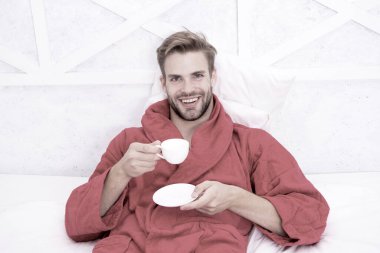 Benim seçtiğim kahve. Sabahları kahve içen mutlu bir adam. Sakallı adam banyodan sonra kahve molası veriyor. Bornozlu bekar, yatakta bir fincan kahveyle gülümsüyor.