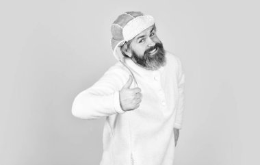 Doğal koyun kürkü. Isınmayı bekliyorum. Bahar geliyor. Sakallı adam kulak flaplı şapka giyer. Kürklü aksesuar. Kürk giysiler. Sakallı hippi. Kış moda konsepti. Soğuk hava için sıcak şapka