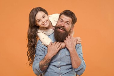 Aile ilişkileri. İletişim yetenekleri. Çocuk ve baba en iyi arkadaşlar. Ebeveynlik ve çocukluk. Babalar Günü konsepti. Hoş bir baba ve tatlı bir çocuk. Güçlü dostluk. Baba ve kızı birlikte.