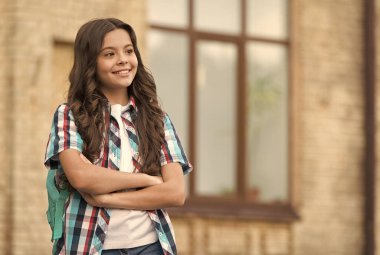 Geleneksel öğrenmenin ötesine geç. Mutlu çocuk mesafeye bak. Keşif öğrenmesi. Okul eğitimi. Eğitici içeriği keşfet. Açık hava serüvenleri. Her gün yeni bir keşif