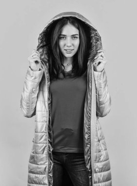 Şirin, güzel, kırmızı ceketli, mavi arkaplan. Moda senin kim olduğunu yansıtmalı. Kadınlar serin havanın tadını çıkarır. Kadın manken. Lüks ve konforlu bir stil ve sınıf. Moda kıyafeti.