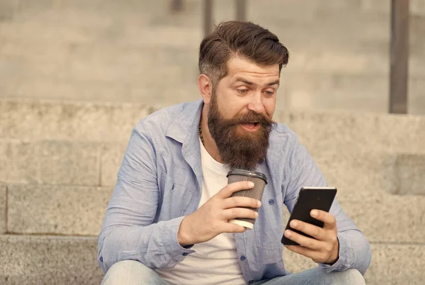 Mobilt samtal. Glad hipster använder livechatt på smartphone. Kaffepaus. Textchattrum i realtid. Chattar-appen. Sms:ar. Snabbmeddelanden. Sms:et. Ny teknik. 3G. 4G. Modernt sätt att kommunicera — Stockfoto