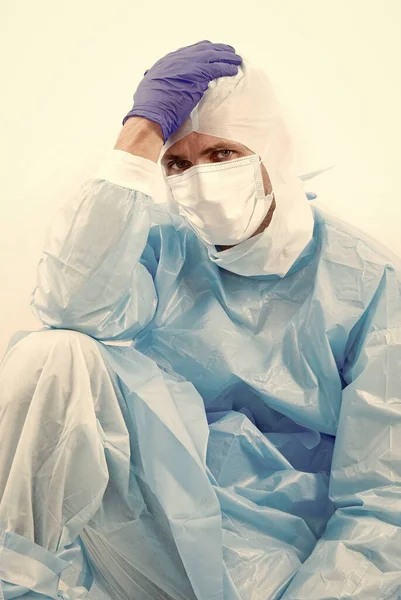 Medisch werker in beschermende kleding geïsoleerd op wit met covid19 sars virus symptomen van hoofdpijn, coronavirus pandemie — Stockfoto