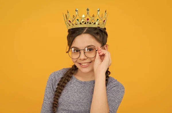 Je mets en valeur mon look. Belle allure de reine du bal. Petit enfant avec un look vogue. Des bijoux de luxe. Lunettes de vue mode et lunettes de vue tendance. Salon de beauté. Cherche demain. — Photo