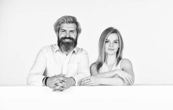 Familie winkel. Man en vrouw staan achter het spandoek. Reclame marketing en promotie. Winkelconcept. Portret van een stel. Goederen voor familie. Familie mager kopiëren ruimte oppervlak. gelukkig paar verliefd — Stockfoto