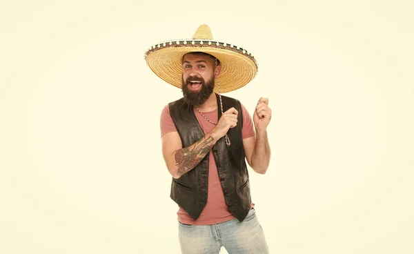 Mexicaanse melodie drijft hem. Een man met een baard draagt een sombrero Mexicaanse hoed. Mexicaans feestconcept. Vier traditionele Mexicaanse vakantie. Guy blij vrolijke feestelijke outfit klaar om te vieren — Stockfoto