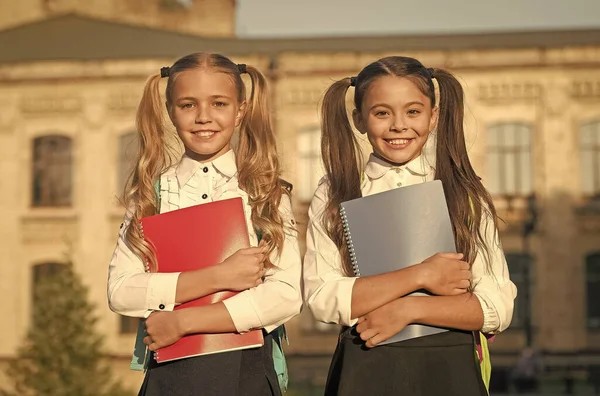 La vie est meilleure avec de vrais amis. Les amis d'école tiennent des livres. Des amis heureux retournent à l'école. Adorables camarades de classe. École et éducation. Bonne journée d'amitié. Relation amoureuse. Des amis qui n'échouent jamais — Photo