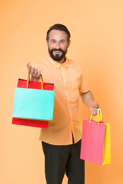 Special offer. Bearded man shopping bags seasonal sale. Hipster buying sale price. Black Friday. Cyber monday sale. Nice purchase. Great deal online shop. Shopping easy. Salesman selling goods — Stock Photo, Image