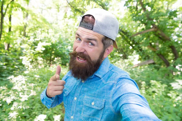 Día de verano descanso en la naturaleza. senderismo en el bosque. concepto de estilo de vida excursionista. hombre alegre haciendo selfie. — Foto de Stock