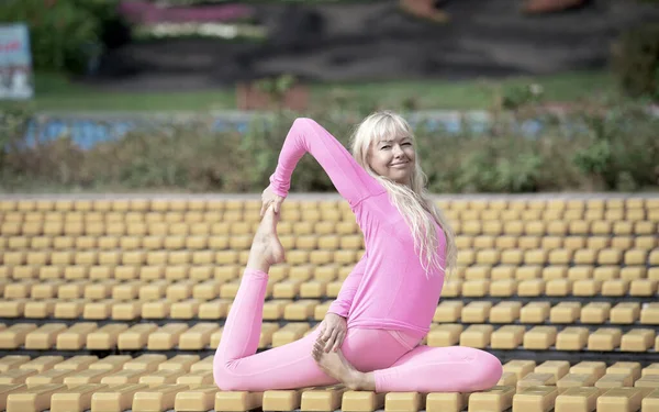 Piękna młoda kobieta uprawiająca jogę w parku — Zdjęcie stockowe