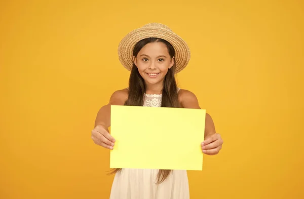 Camp d'été international. Promotion de services ou de biens. Adolescente mode d'été. Petite beauté en chapeau de paille. Camp d'été pour les enfants. Concept de voyage. Tenue de vacances d'été. Espace de copie de publicité — Photo