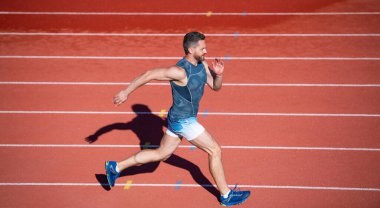 Maraton hızı. Koşucu. Koşu parkurunda enerjik bir adam. Sportif koşucu. dayanıklılık.