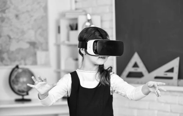Modern technológiák. virtuális valóság headset. tinédzser iskoláslány az osztályteremben. Vissza az iskolába. Számítástechnika órán. Programozási projekten dolgozik. vr technológia. iskolás gyermekek használata virtuális valóság — Stock Fotó