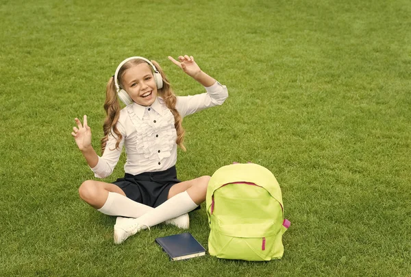Geleceğe açılan kapın. Gelecekteki okul eğitimi. Yeşil çimenler üzerine kitabı olan genç bir kız. Küçük tatlı kız kitap okuyor. Çocuklar için edebiyat eğitimi. dijital hayatta yeni teknoloji. — Stok fotoğraf