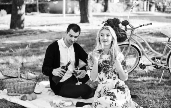 Ett par i kärlekspicknick. Vårhelgen. Första dejten idéer garanterat att vinna hennes hjärta. Njuter av deras perfekta dejt. Glada kärleksfulla par koppla av i parken med mat. Romantisk picknick med vin — Stockfoto