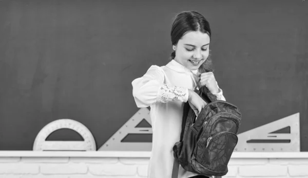 Estudiante adolescente inteligente. Actividad educativa. Estudio infantil en la escuela. Mi mochila es perfecta. Una colegiala inteligente. Educación escolar. Día del conocimiento. Chica en el aula de la escuela espacio de copia. Proyecto escolar —  Fotos de Stock