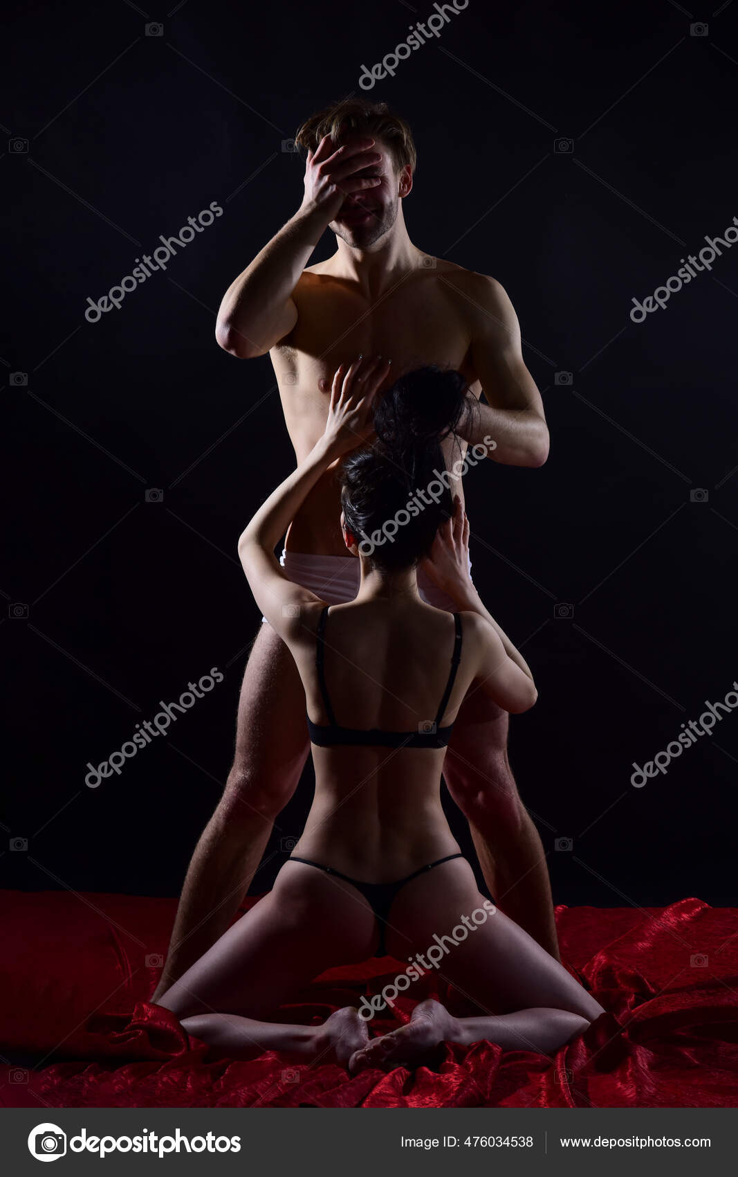 恋爱中的性感夫妻裸体男女有口交情色游戏，恋爱中的夫妻— 图库照片©stetsik＃476034538