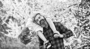 En iyi hafta sonuydu. Sevgi ve destek. Baba ve oğul çiçek açan ağaçta. Bahar zamanı birlikte. Küçük çocuk babasıyla mutlu. Aile eğleniyor. Parkta çiçek açan ağaç. çocukluk ve ebeveynlik mutluluğu