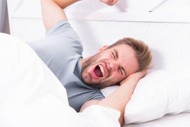 Bahşişler daha iyi uyuyor. Her gece yeteri kadar uyuyorum. Sakallı adam uyukluyor. Düzenli bir şekilde yuvarlak ritim tutturmak genel sağlık için gereklidir. Yakışıklı adam uyuyor.