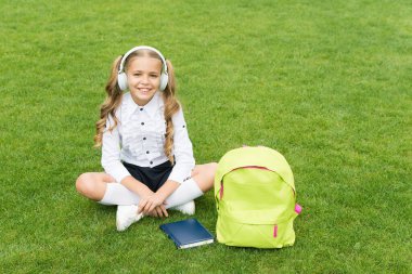 Dinleme zevkini yeni bir seviyeye çıkar. Mutlu çocuk müzik dinler. Dinleme algısı